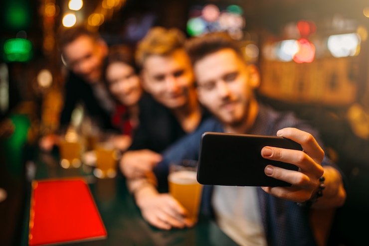Pemeriksaan transaksi digital dengan tampilan jelas